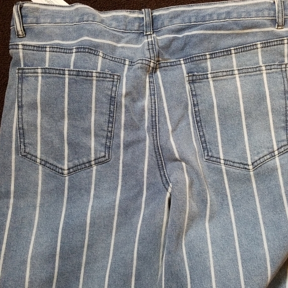 High Rise Crops - Picture 4 of 4